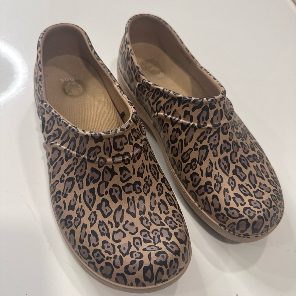 Women's Crocs At Work Neria Leopard Clogs Slip Resistant Shoes Sz 8 A050126